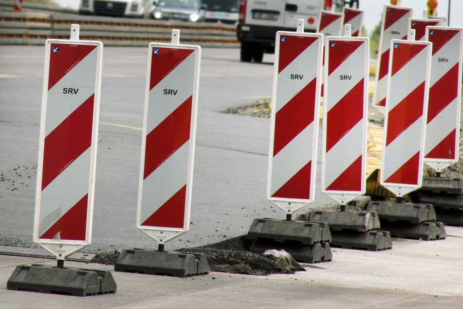 Herumschleudernde Warnbaken-Teilen trafen am Montag auf der A38 eine Polizistin. (Symbolfoto)