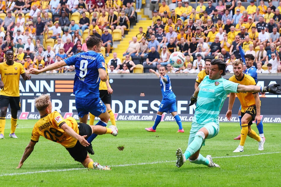Martijn Kaars (M.) war einfach abgebrühter als Dynamos Hintermannschaft.