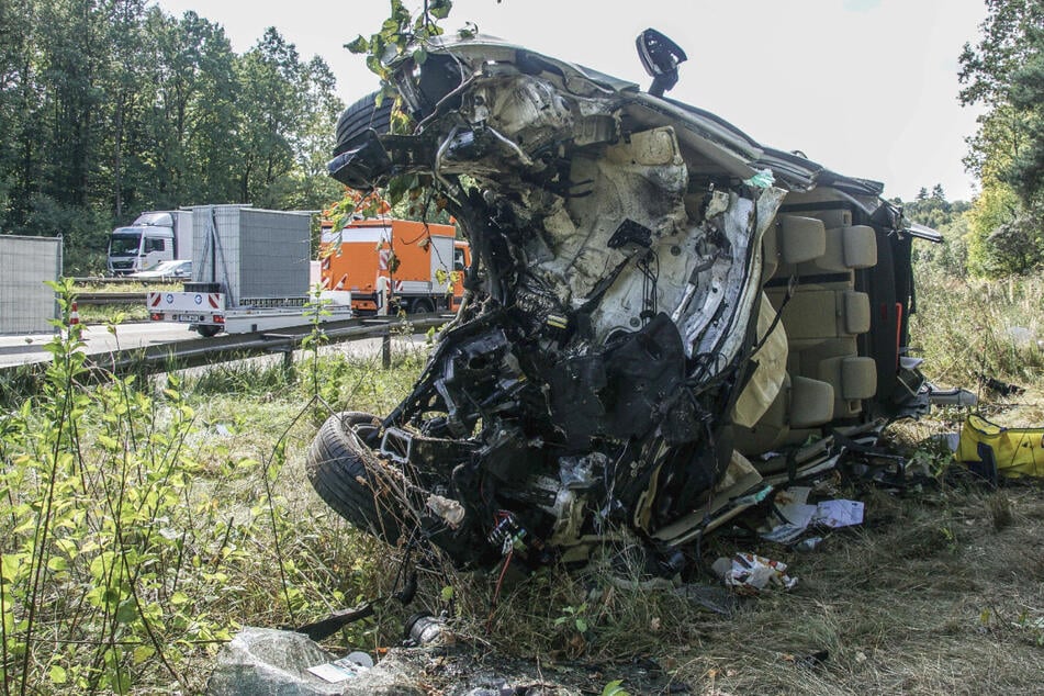 Unfall A81: Tödlicher Unfall auf der Autobahn: Skoda kracht gegen Baum und überschlägt sich