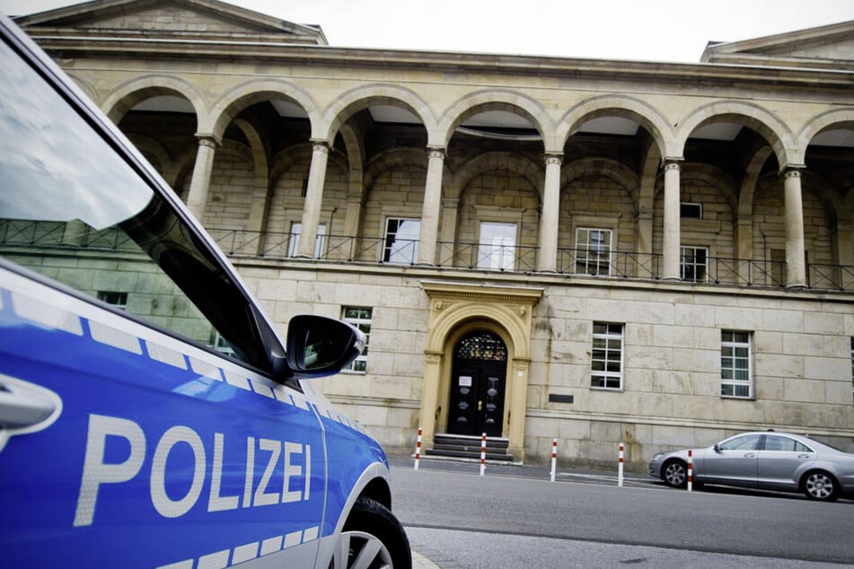Die beiden angeklagten Frauen müssen sich ab Mittwoch vor dem Wuppertaler Landgericht verantworten.