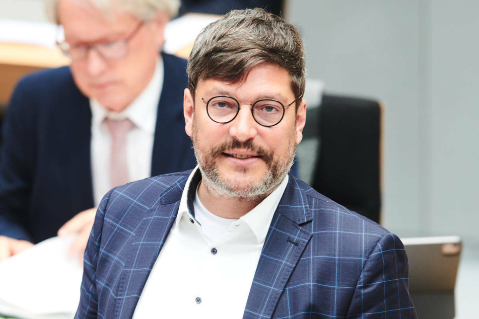 Justizsenator Dirk Behrendt (50, Grüne) hat seine Forderung nach einem Verleih-Verbot von PS-starken Boliden an Fahranfänger erneuert.