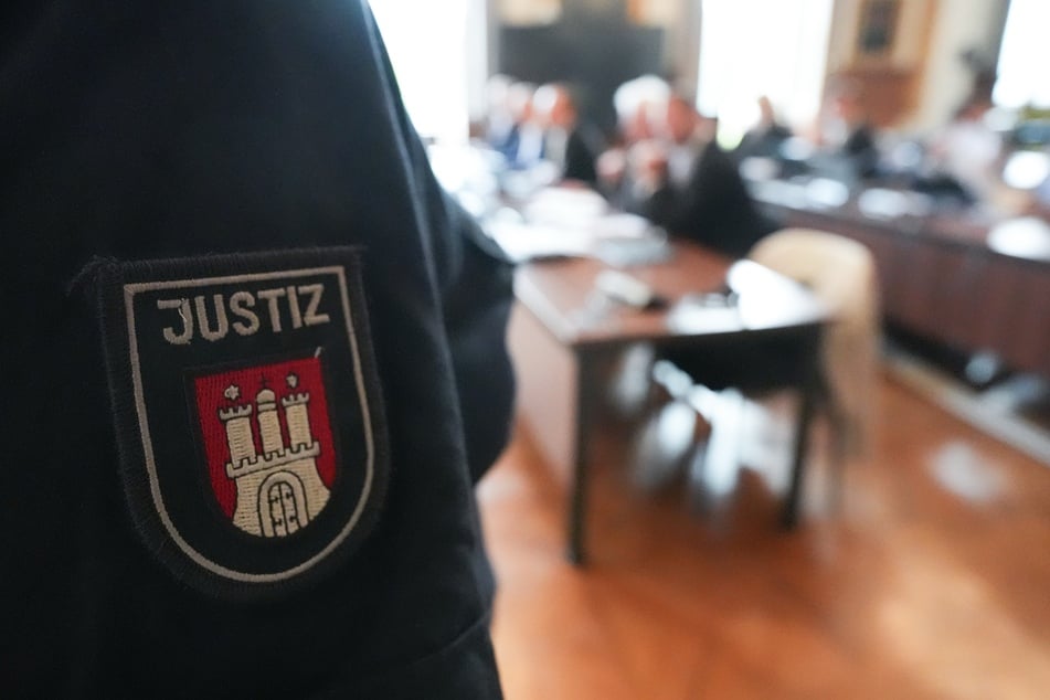 Am ersten Prozesstag mussten sich die drei Angeklagten vor dem Landgericht Hamburg verantworten.