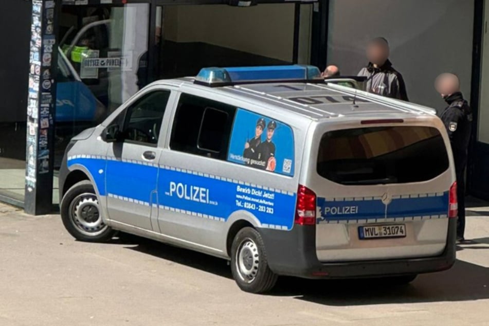 Die Polizei rückte am Donnerstag mit einem Großaufgebot in Rostock-Schmarl an. Eine echte Bedrohungslage gab es glücklicherweise jedoch nicht.