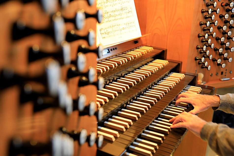 Am späten Heiligabend gibt es in der St.-Ambrosius-Kirche ein kostenloses Orgelkonzert. (Symbolbild)