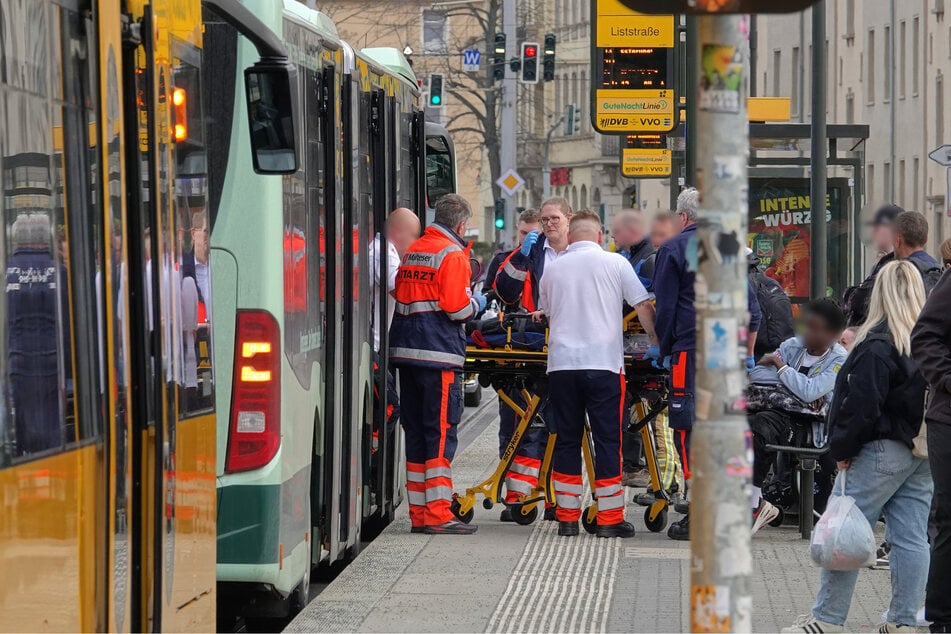 Kurz nach dem Unglück wurden die Passagiere des Busses medizinisch betreut.
