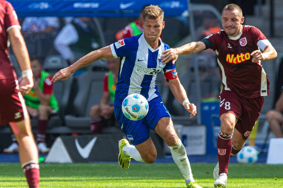 Florian Niederlechner (M.) hat mit einem satten Schuss in der Nachspielzeit den Sieg für Hertha BSC perfekt gemacht.