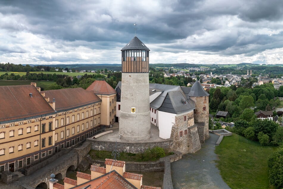 Schloss Voigtsberg hat im Zuge der Bauarbeiten einen Aussichtsturm mit knapp 31 Metern Gesamthöhe erhalten.