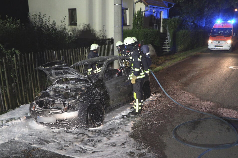 In Leipzig brannte am Dienstagabend ein Auto - vor allem das Innere wurde völlig zerstört.