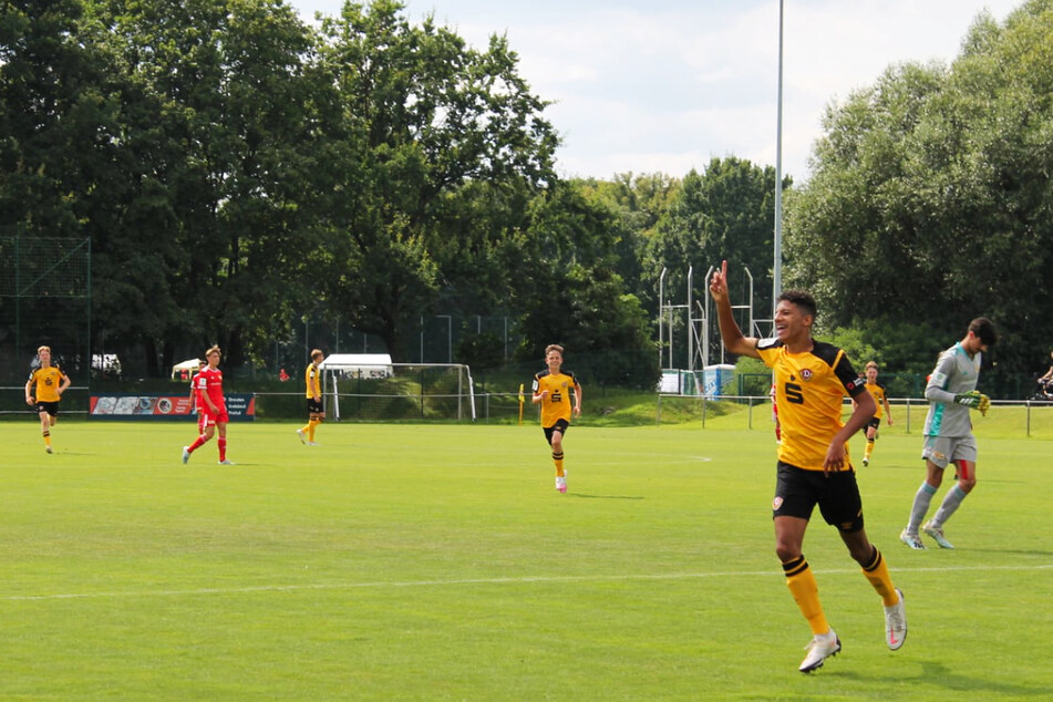 Jonathan Akaegbobi (15, v.) zählt in Dynamo Dresdens U17 zu den größten Talenten. Hier freut er sich über sein (entscheidendes) Tor zum 1:0 am 21. August gegen den 1. FC Union Berlin in der B-Junioren Bundesliga Staffel Nord/Nordost.