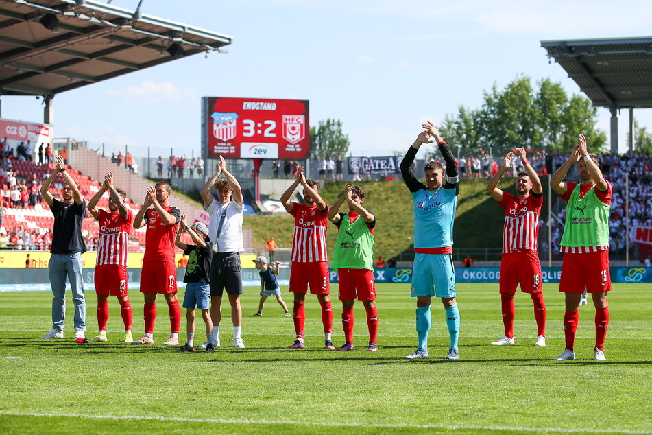 Ein Foto als Mutmacher für den FSV: Zum Saisonauftakt konnten die Zwickauer einen 3:2-Sieg gegen den HFC mit den eigenen Fans feiern.