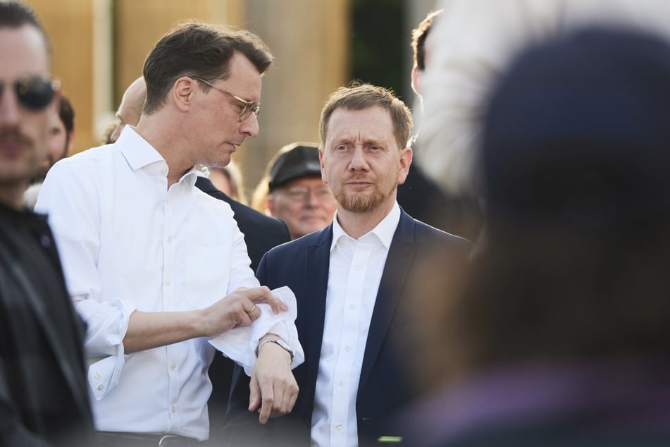 Unter den Demonstranten waren auch die beiden CDU-Ministerpräsidenten Hendrik Wüst (48, l.) und Michael Kretschmer (48)