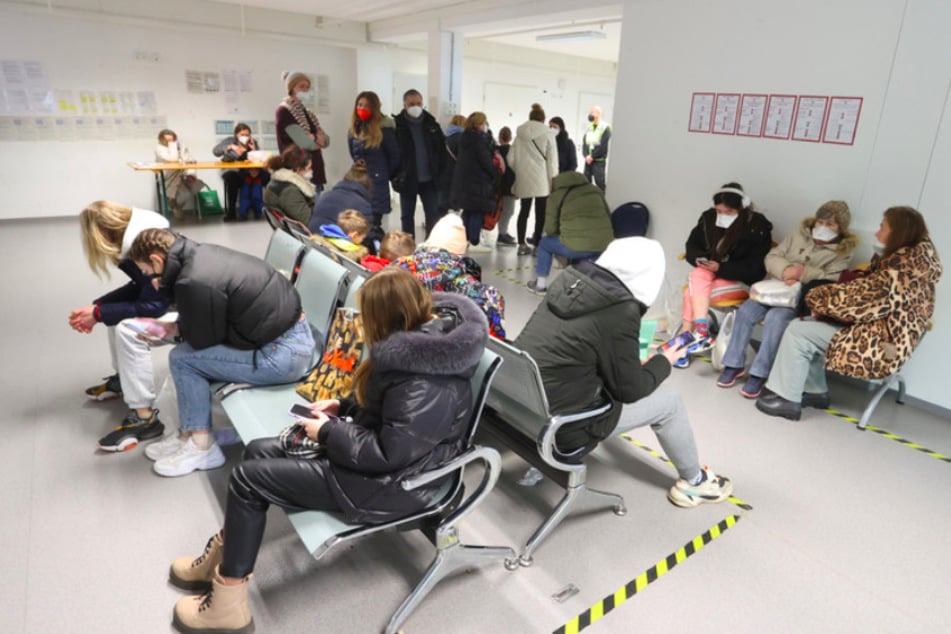 Geflüchtete aus der Ukraine warten im ANKER Zentrum in Augsburg auf ihre Registrierung.