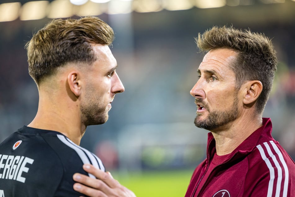 Auch mit Cottbus-Keeper Marcel Lotka (25, l.) tauschte sich Klose kurz aus.