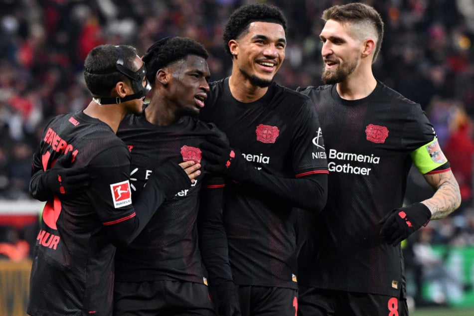Flügelflitzer Ernest Poku (2.v.l.) könnte Bayer schon bald in Richtung Premier League verlassen.
