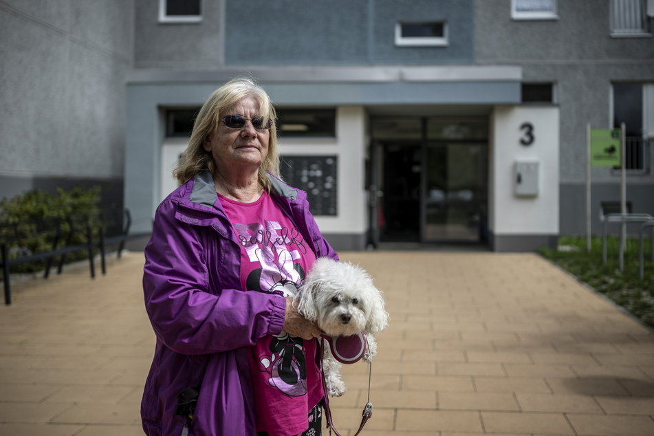 Karla Höfner (67) mit Hund Heidi (8) wohnt in einem Wohnblock, wo es schon öfter gebrannt hat.