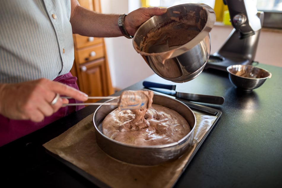 Kochen statt backen: Hier wird nur der zu backende Schoko-Biskuit-Boden für eine gekochte Quarktorte vorbereitet.