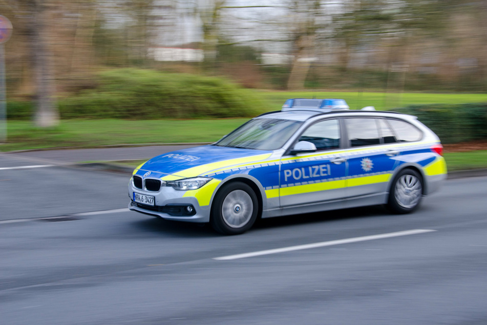 Ein Fluchtversuch vor der Polizei ist für einen Mercedes-Fahrer in Köln-Kalk mit einem Unfall geendet. (Symbolbild)