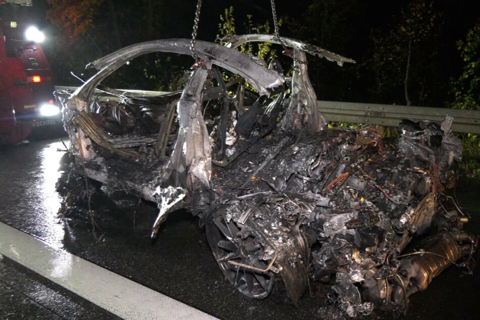 Der Porsche des 51-Jährigen war nach dem Unfall vollständig ausgebrannt.