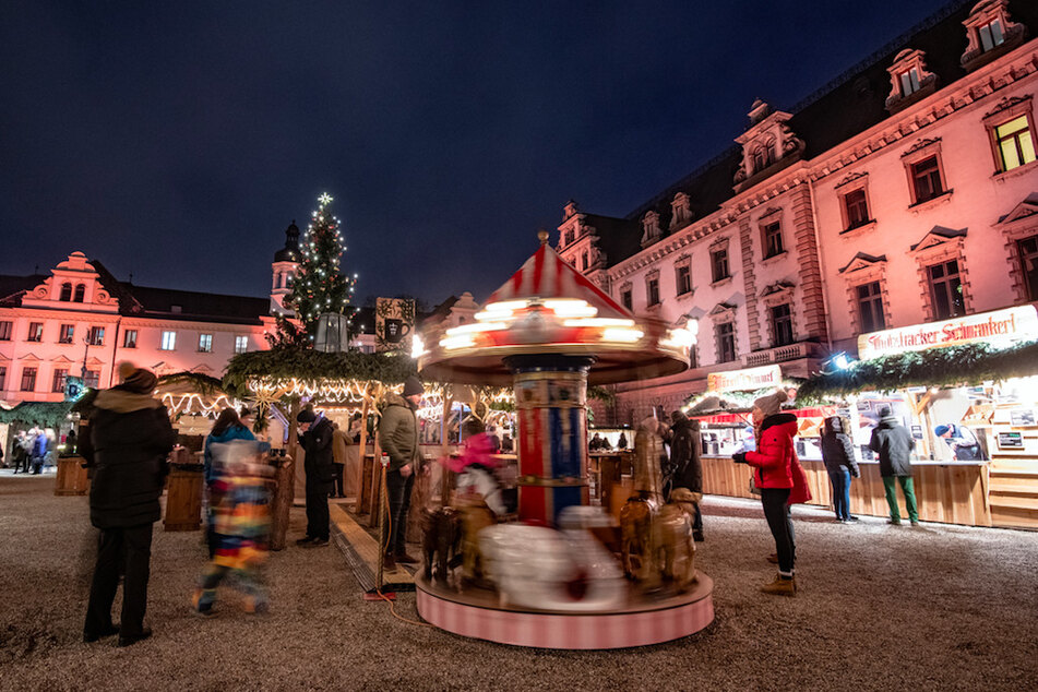 Der "Romantische Weihnachtsmarkt" im Innenhof des Fürstenschlosses St. Emmeram zieht immer viele Besucher an.