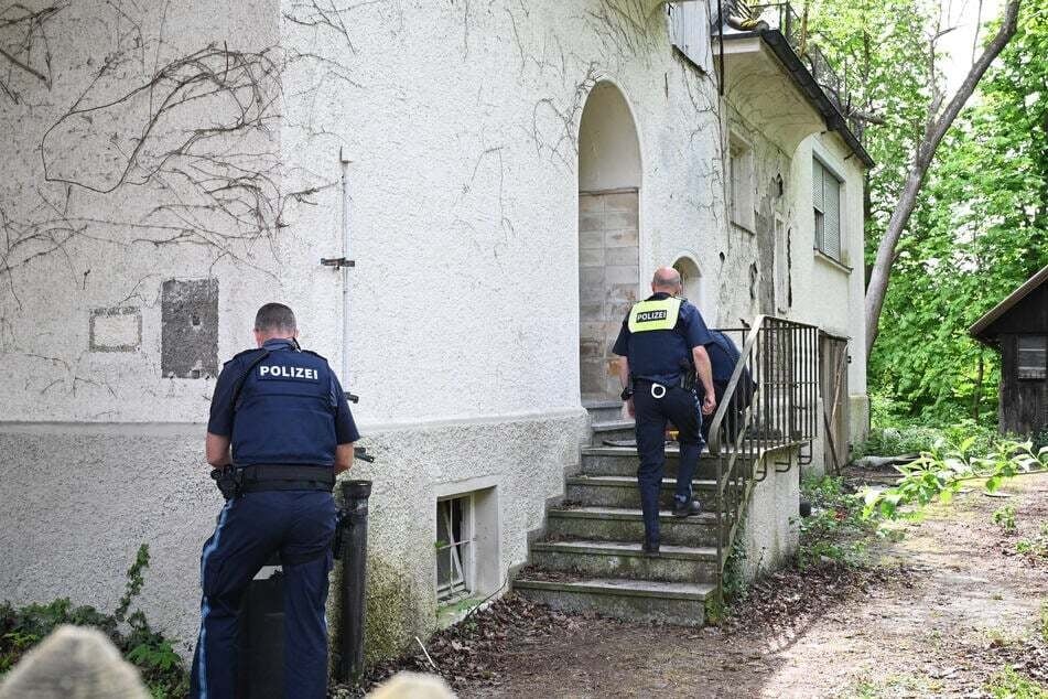 Die Einsatzkräfte der Polizei ermitteln bei einem leer stehenden Gebäude. Dort fand man den 14-Jährigen.