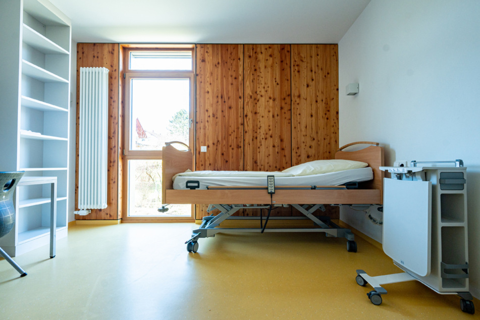 Hilfskrankenhäuser: Ein Krankenbett steht im Internat der Hotelberufsschule in Viechtach.
