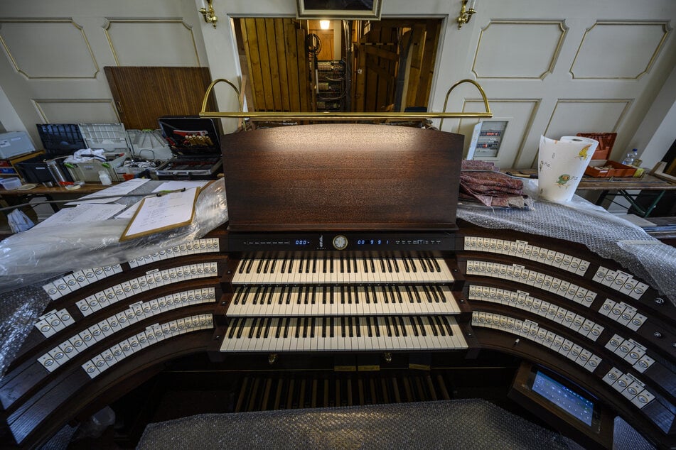 Mit diesem neuen Spieltisch werden die sechs Orgeln verbunden.