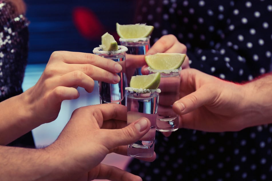 Verdammt und vergöttert: Alkohol hat einen so hohen Stellenwert in der Gesellschaft, dass man sich – speziell in Gruppen – eher rechtfertigen muss, wenn man keinen trinkt.