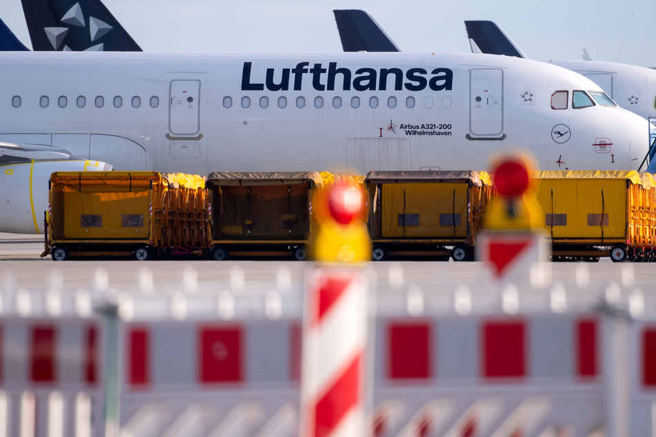 Flugzeuge der Lufthansa stehen auf dem Vorfeld am Flughafen München.