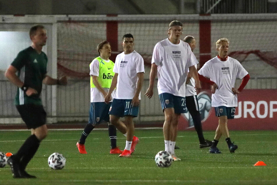 Die norwegische Nationalmannschaft hat ihr erstes Qualifikationsspiel für eine stille Botschaft zur Menschenrechtslage bei WM-Gastgeber Katar genutzt.