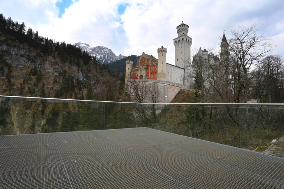 Menschenleer ist eine Aussichtsplattform unterhalb des Schlosses Neuschwanstein.