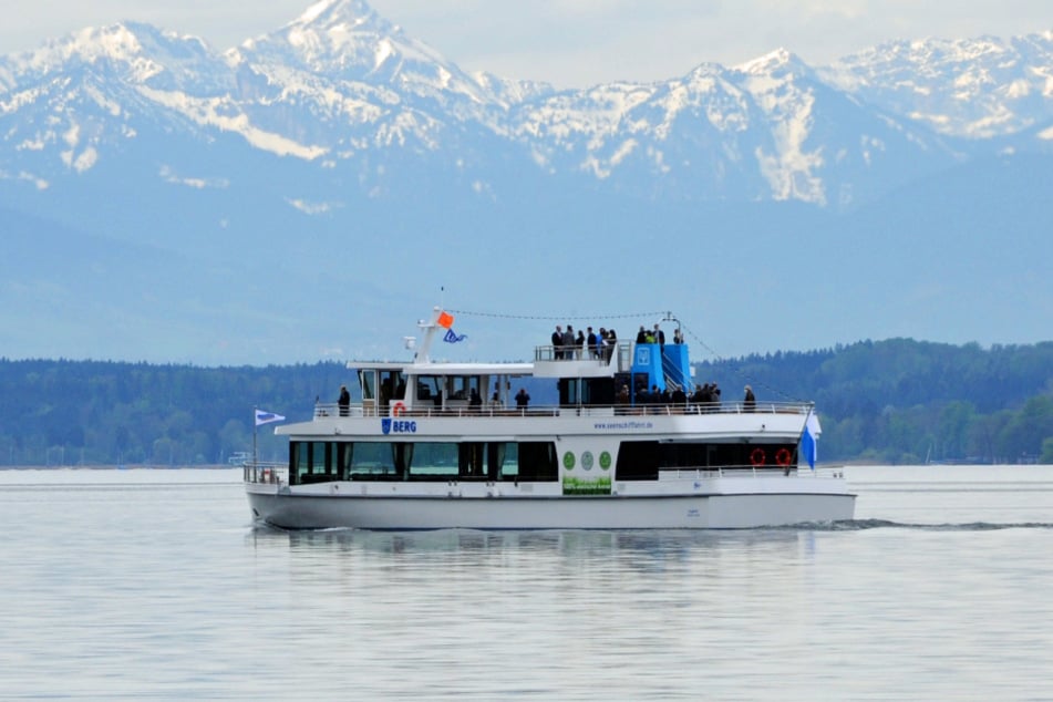 Das neue Elektroschiff "Berg" von der Bayerischen Seenschifffahrt GmbH fährt nach seiner Taufe über den Starnberger See.