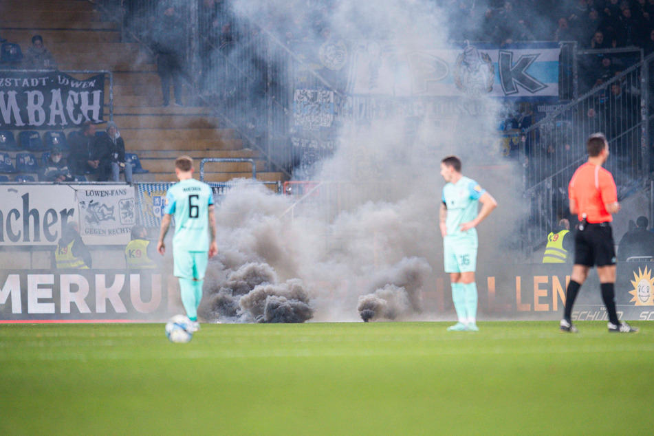 Nach einem Stimmungsboykott warfen die Fans des TSV 1860 aus Protest Rauchbomben auf das Spielfeld.