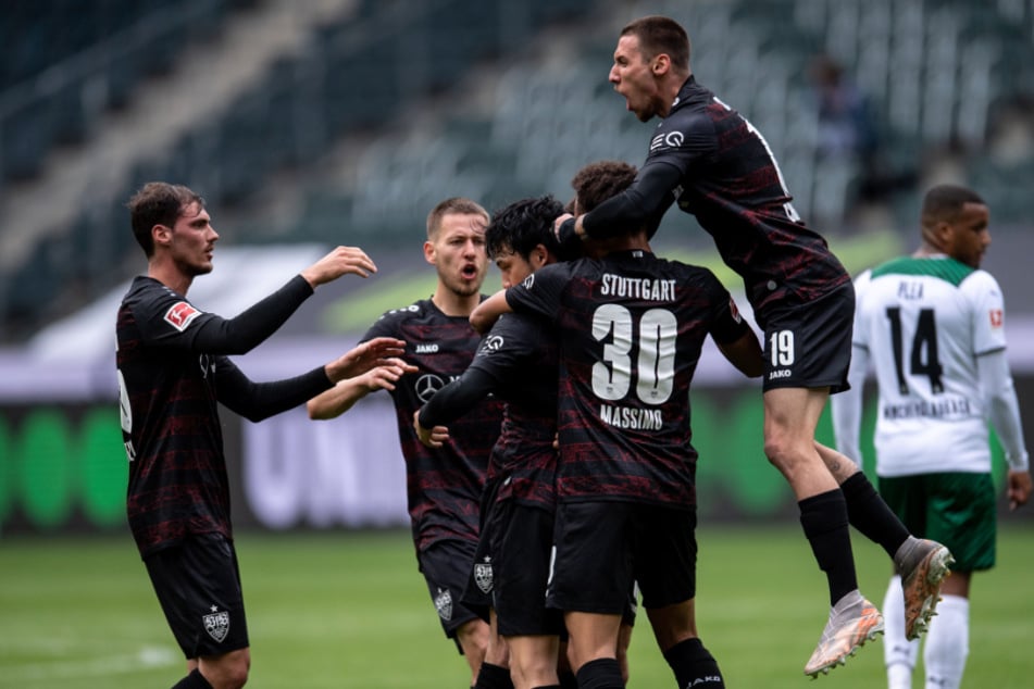 Der VfB Stuttgart jubelt nach dem 1:1-Ausgleich durch Wataro Endo (verdeckt).