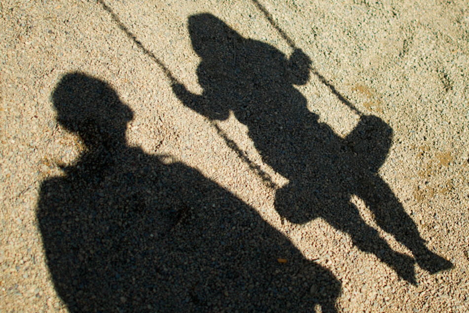 Mädchen (8) auf Spielplatz missbraucht: DNA-Spur führt Polizei zum Täter