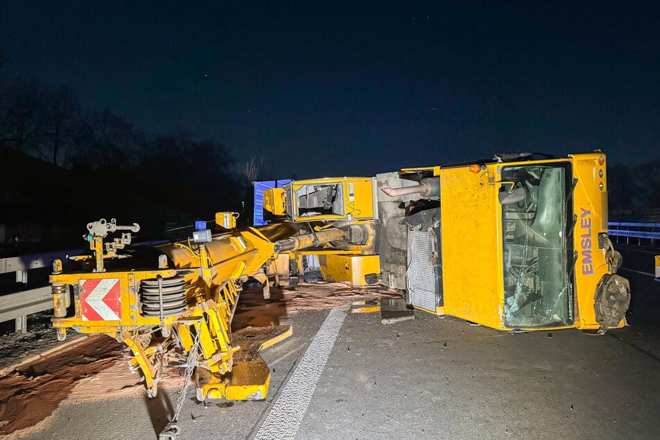 Ein Spezialunternehmen musste den umgestürzten Kran von der Straße bergen.