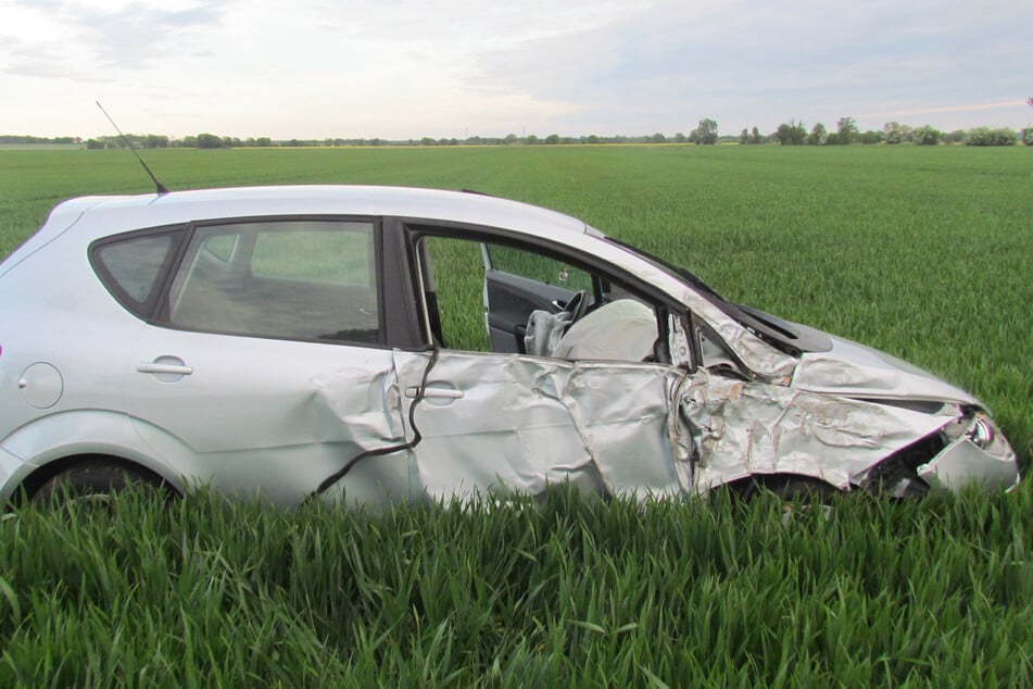 Schwindelanfall auf Landstraße: Seat kracht gegen Baum, Fahrer schwer verletzt