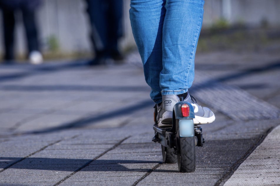 Die Polizei hatte offenbar den richtigen Riecher und stoppte die Frau auf ihrem E-Scooter. (Symbolfoto)