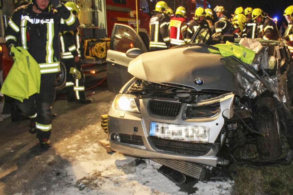 BMW kracht in Traktor: Mann schwer verletzt aus Autowrack geschnitten!
