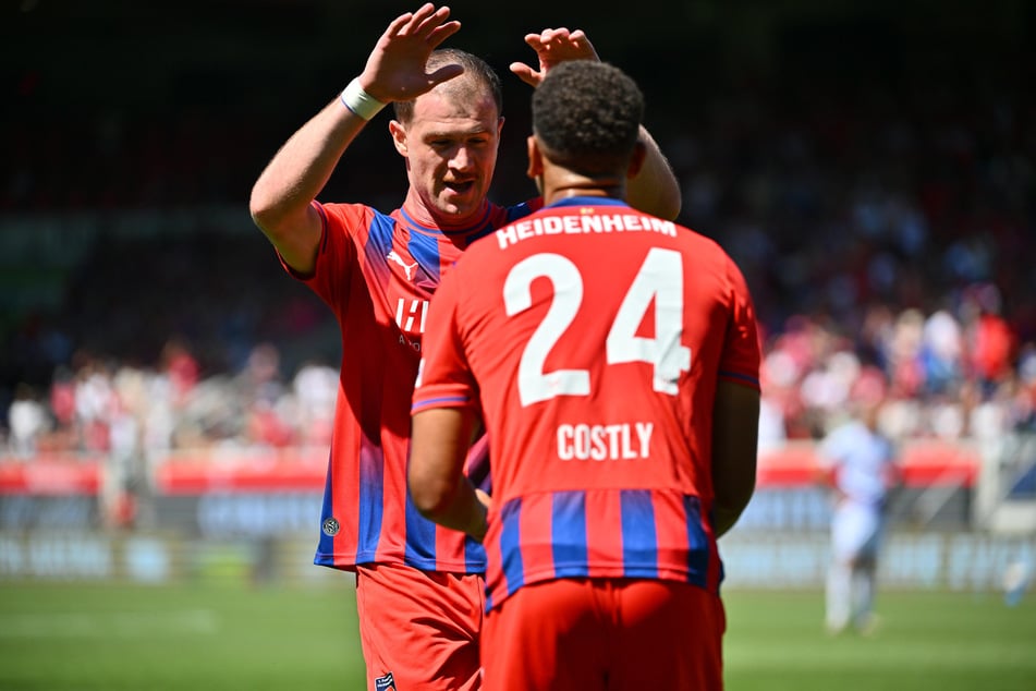 Budu Zivzivadze (l.) und Marcel Costly jubeln beim Saisonauftakt gegen Osnabrück.