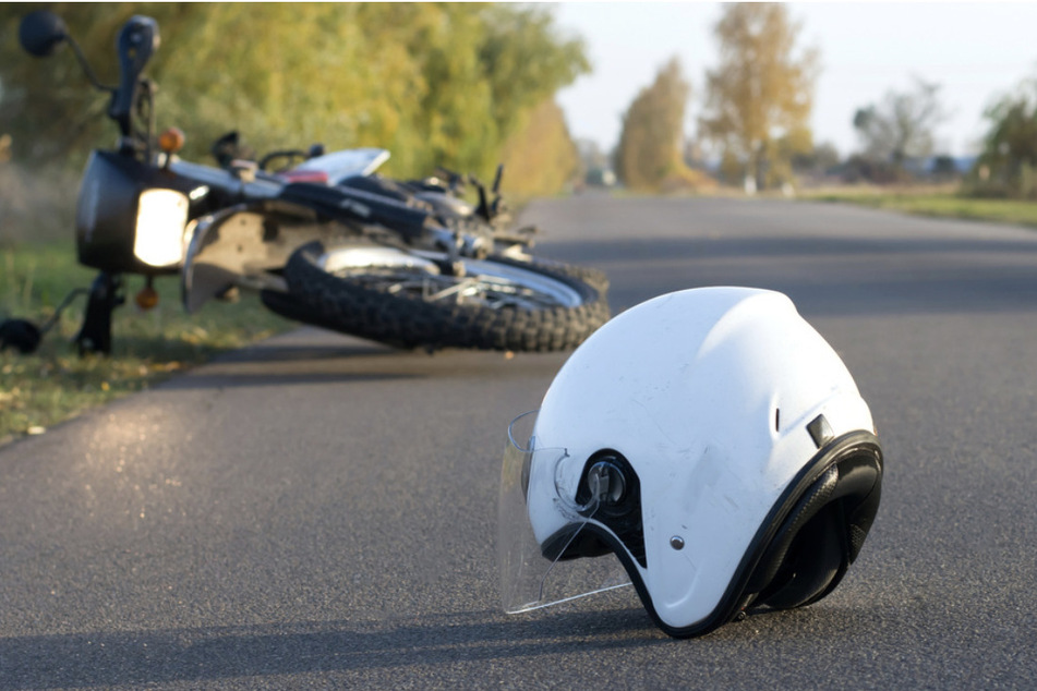 Unfall A9: Motorradfahrer (†51) kracht auf A9 in Leitplanke: Trümmerteile sorgen für weiteren Unfall