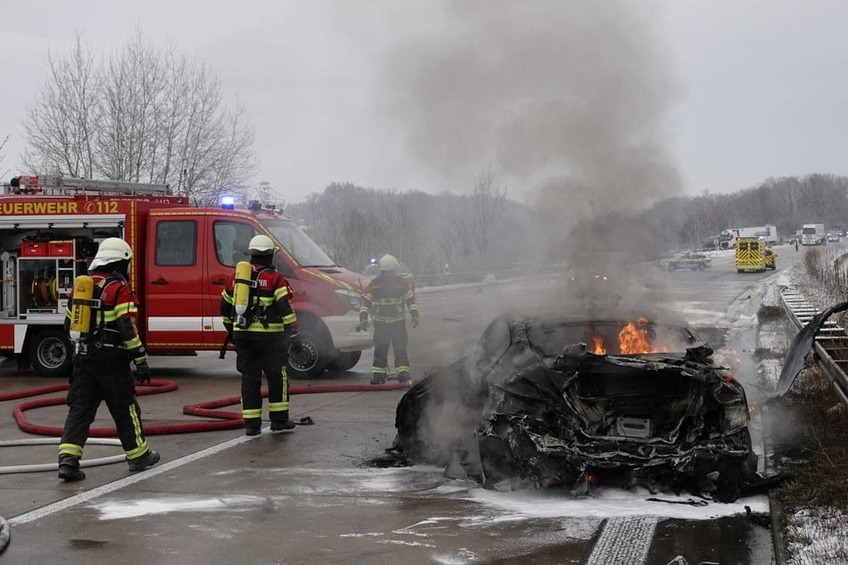 Flammen schlagen aus dem Fahrzeug: Auf der A4 fing der teure Wagen nach einem Crash Feuer.