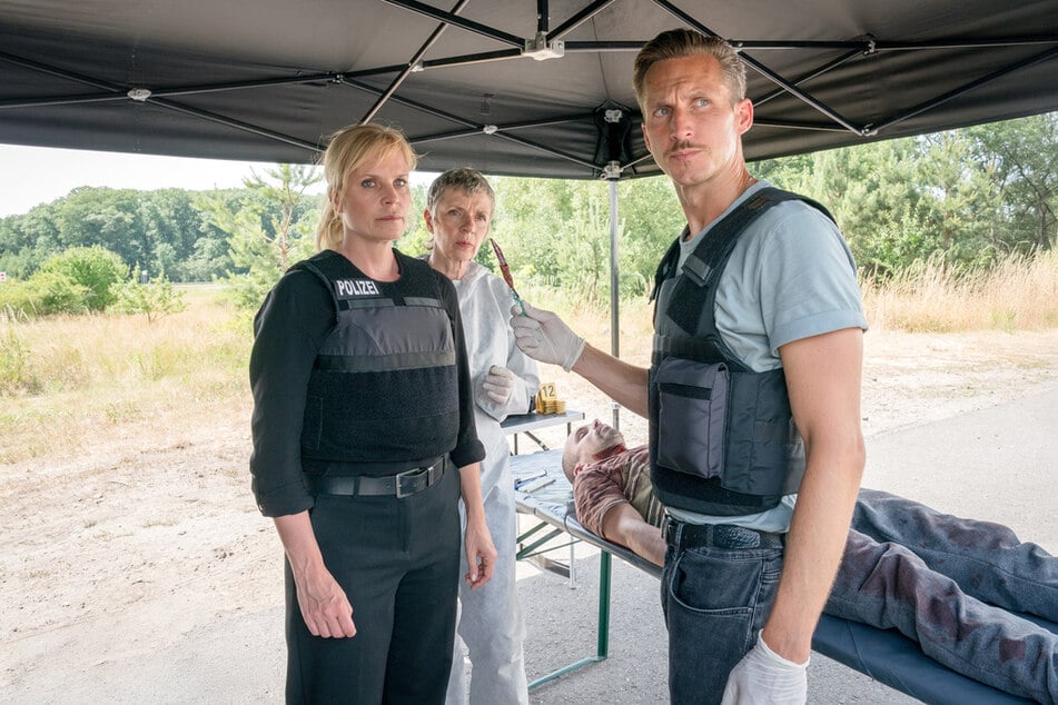 Milan Tannenberg (Thomas Zerck, 2.v.r.) war seinem Zellengenossen bei der Flucht wohl keine Hilfe mehr. Was hat dieser als Nächstes vor?