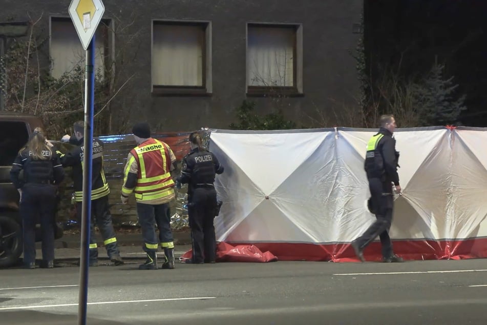Die Spuren wiesen darauf hin, dass sich der Tatort auf einer Terrasse eines leerstehenden Gebäudes an der Wartburgstraße in Castrop-Rauxel befand. Ganz in der Nähe wurde der verletzte 17-Jährige gefunden.