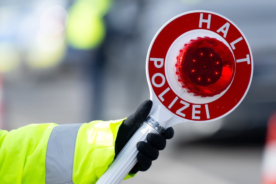 Verfolgungsjagd durch Magdeburg: Fahrer flüchten zu Fuß weiter