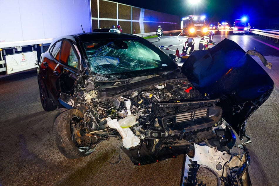 A10 nach Unfall voller Trümmer: Zwei Männer schwer verletzt