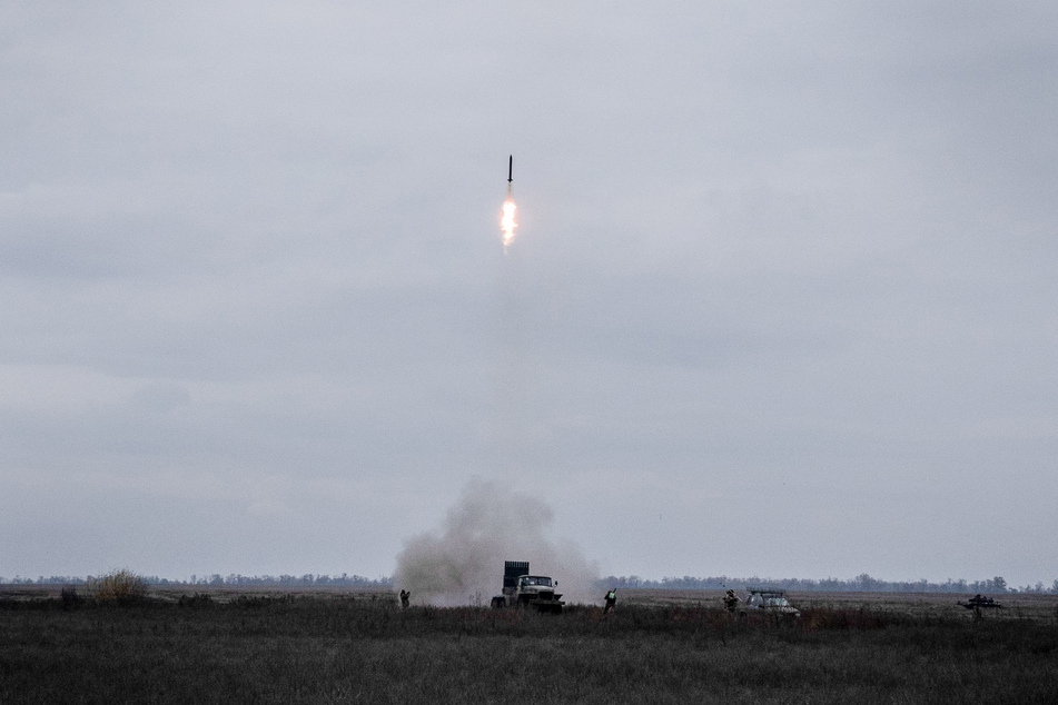 Ukrainische Truppen beim Abschuss von "Grad"-Raketen während einer Trainingseinheit in Luhansk.