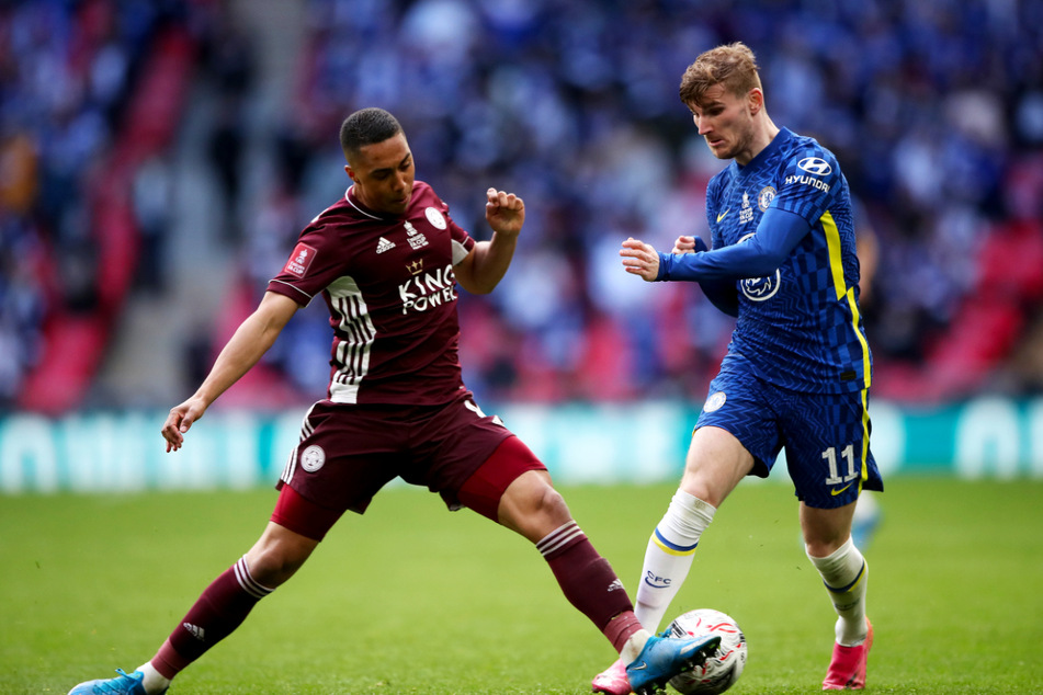 Timo Werner (r.) hatte mit dem FC Chelsea das Nachsehen gegenüber Siegtorschützen Youri Tielemans und Leicester City (l.).