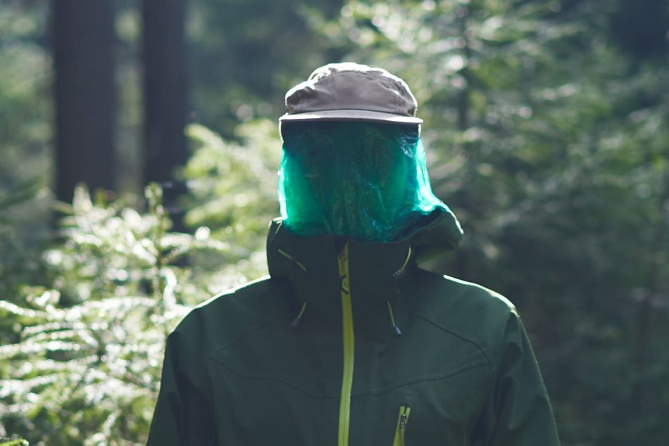 Neues vom Trickser: Mit einer Maske getarnt ist am Montag – erneut – ein Mann an der B12 gesehen worden, wie er nackt Hand an sich anlegte. (Symbolfoto)