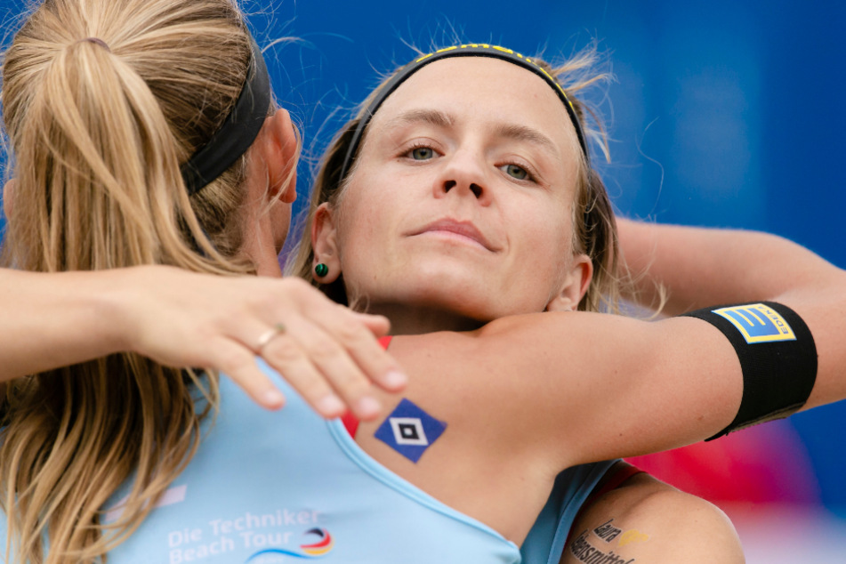 Laura Ludwig (r) und Margareta Kozuch (beide Hamburger SV) umarmen sich nach einem gewonnenen Punkt.
