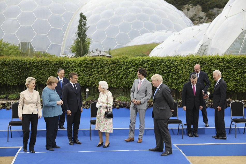 Die britische Königin Elizabeth II. (95, M) spricht mit den Teilnehmern des G7-Gipfels während eines Empfangs des "Eden Project".